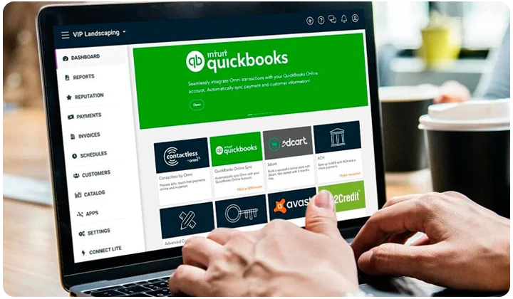 Persona revisando su reporte financiero en una laptop